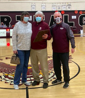 FreeportFalcons's tweet image. Tonight in Freeport we celebrated the coaching career of Terry Jewett. Terry has been a varsity &amp;amp; JV coach with the boys basketball program for a combined 23 years. Pictured with him is his wife Brenda and AD Craig Sickels.
Thank you Terry!