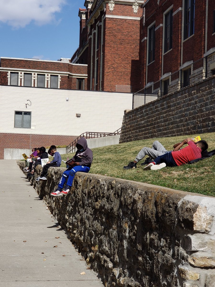 marker449's tweet photo. Love, love, LOVE these warm days that allow my kiddos to be outside for reading time 💜💛 And adore that two buddies are reading to each other... #3rdgrade @KCIAcademy #reading https://t.co/tryI2FdyNa