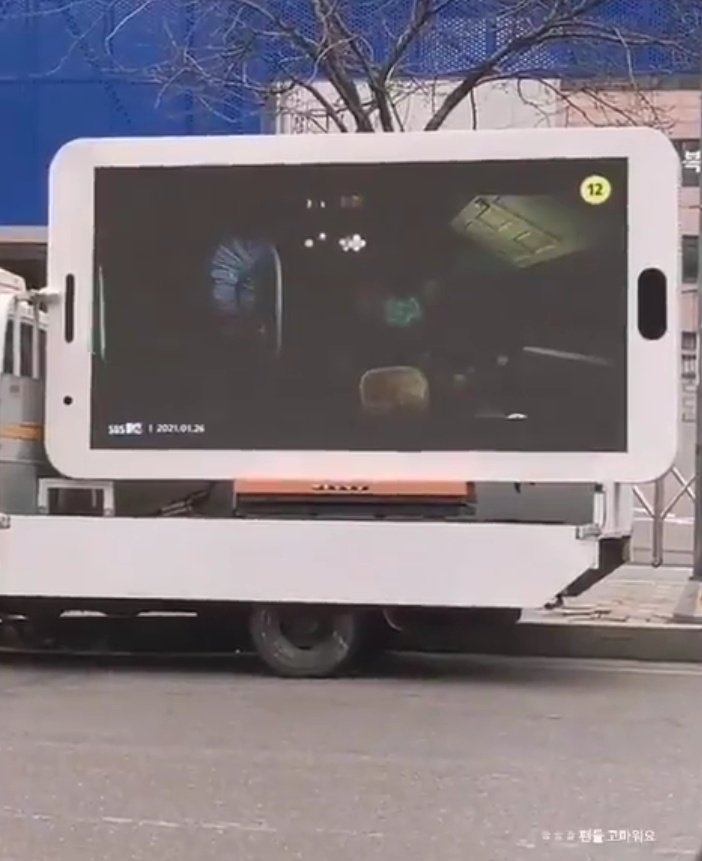 chaeustic's tweet photo. NOT ROSÉ ACKNOWLEDGING THE TRUCK EVENT AND POSTING IT  LMAO😭😭😭😭 https://t.co/i7r7U52Ojx