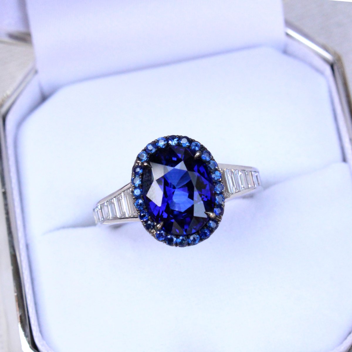 DejaAndCo's tweet photo. Could you imagine opening our silver Deja box to reveal this glowing Sapphire &amp; Diamond ring? 😍 This stunning jewel is one of the new Omi Privé pieces of art that have just arrived at the boutique. Call us (408) 872-1177 to schedule an appointment to view these mesmerizing gems. https://t.co/dtGzyYQq65