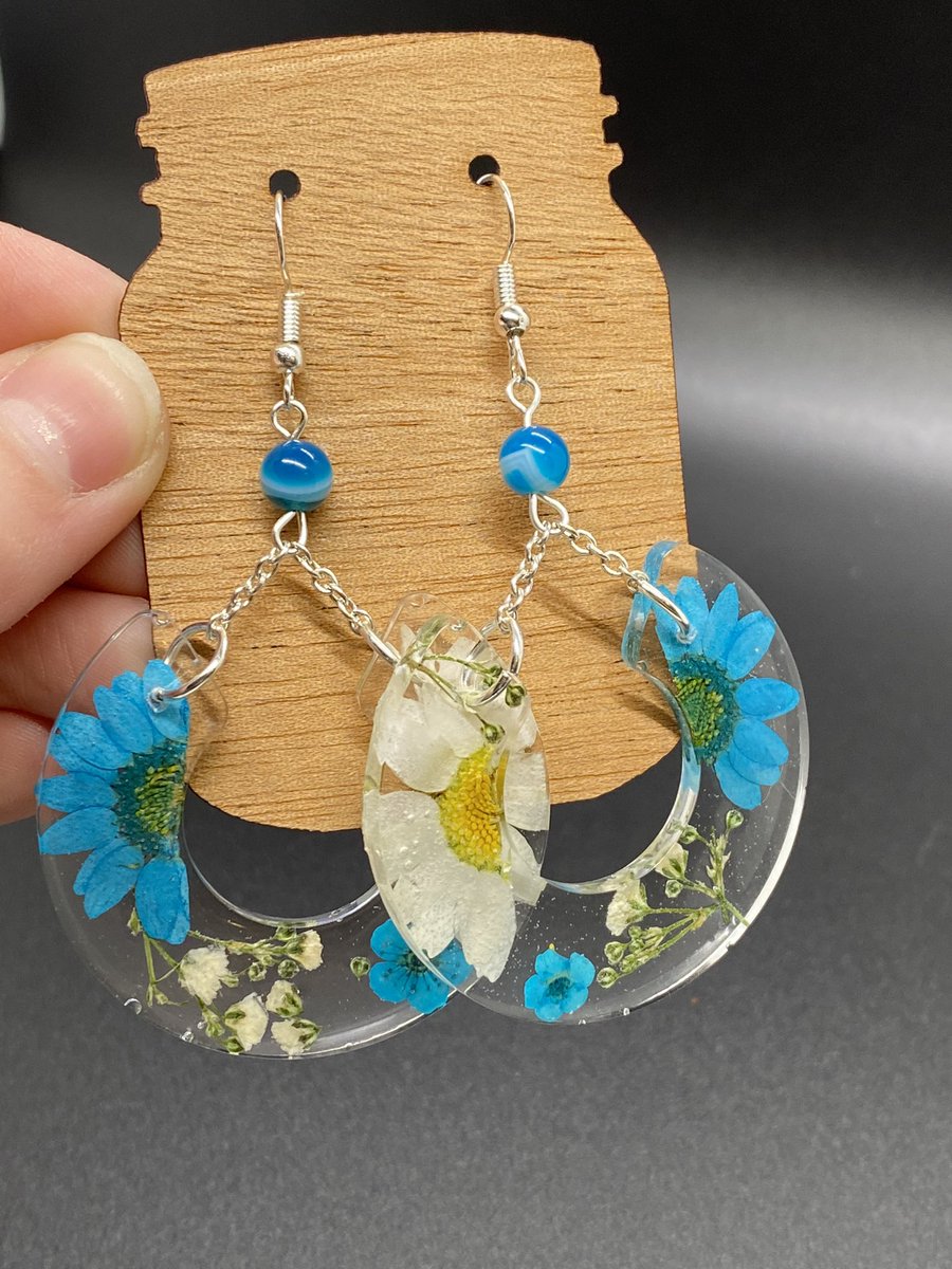 jayscrystals's tweet photo. “Chloe” is still available in our shop along with other cute resin flower earrings! I’d love to make a sale tonight! Free US shipping &amp; gift with every order✨ https://t.co/vvFKSeUHr5 https://t.co/8r6WO8vi3V