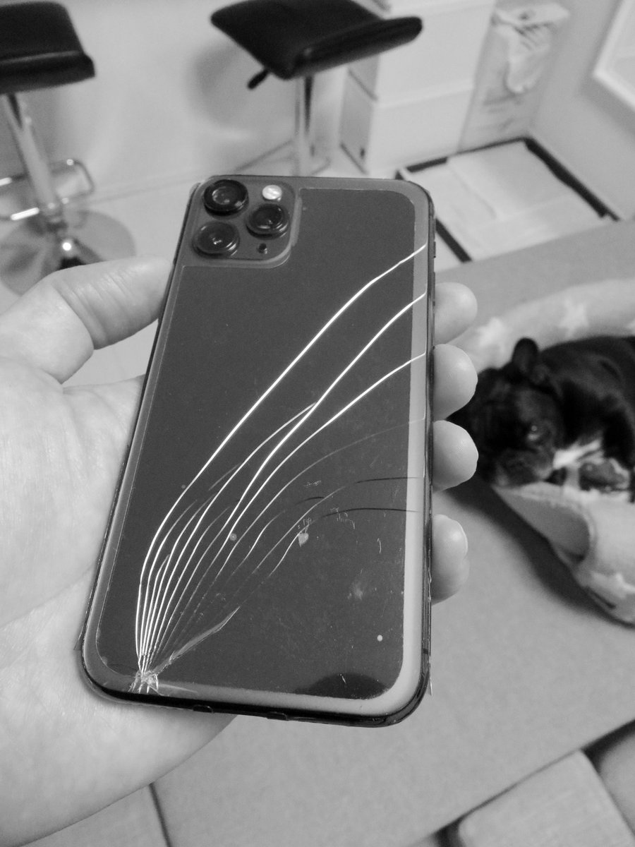 背面にひびが入った