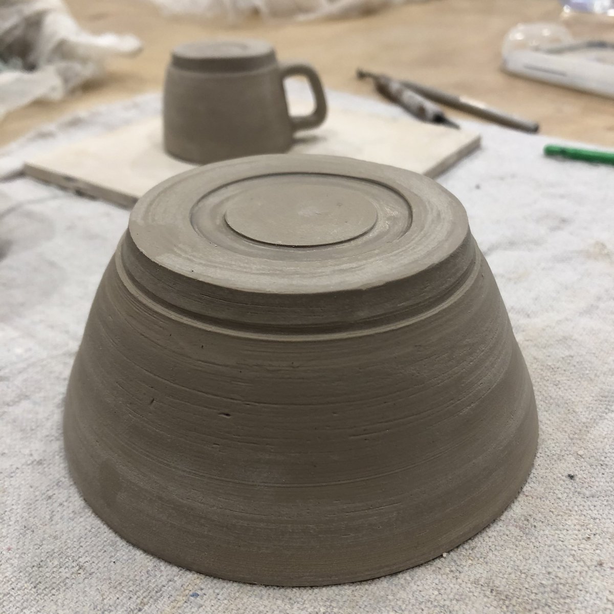 caracarmina's tweet image. Trimming is still difficult but I am getting better at it...  🙂

#ceramicsclass at Atelier Forma