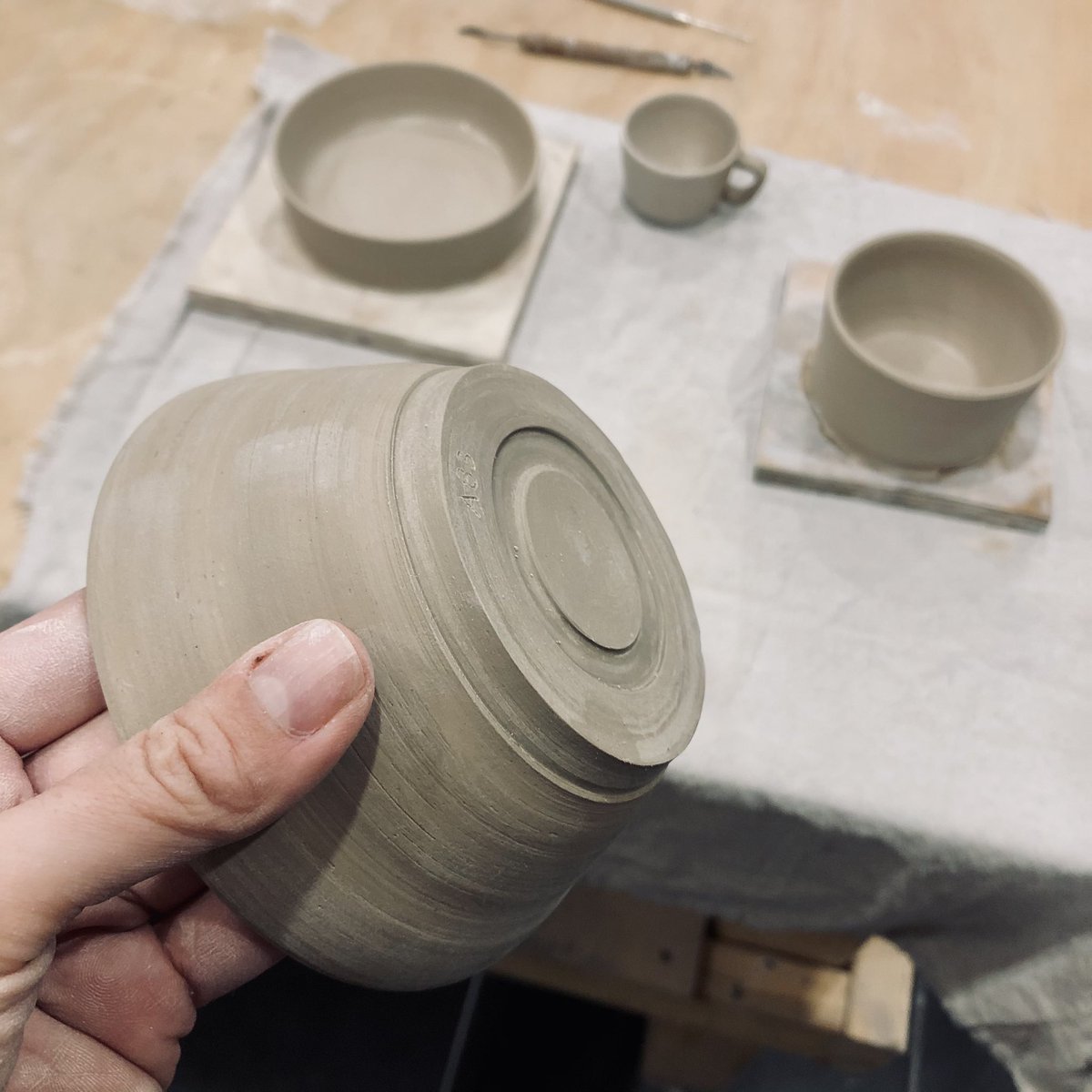caracarmina's tweet image. Trimming is still difficult but I am getting better at it...  🙂

#ceramicsclass at Atelier Forma