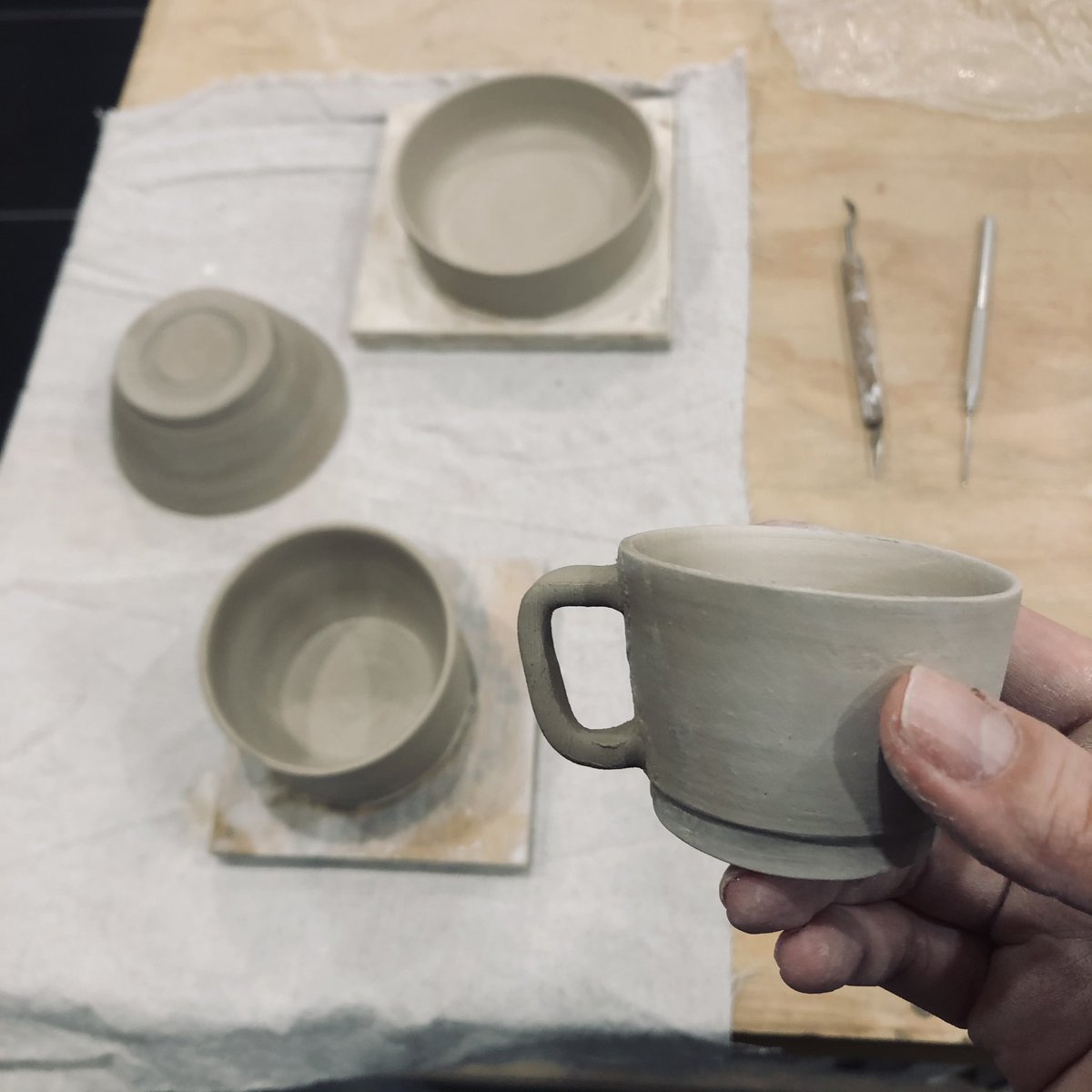caracarmina's tweet image. Trimming is still difficult but I am getting better at it...  🙂

#ceramicsclass at Atelier Forma