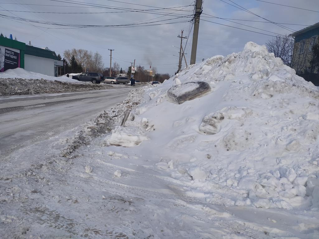 В Боготоле весной когда-то наступает период, когда администрация решает, что вывезти все эти кучи снега нереально и проще уже дождаться, пока само всё растает. Парковки оккупировали снежные горы. 
Да его собственно и зимой не увозили никуда, в эти кучи и сгребали.