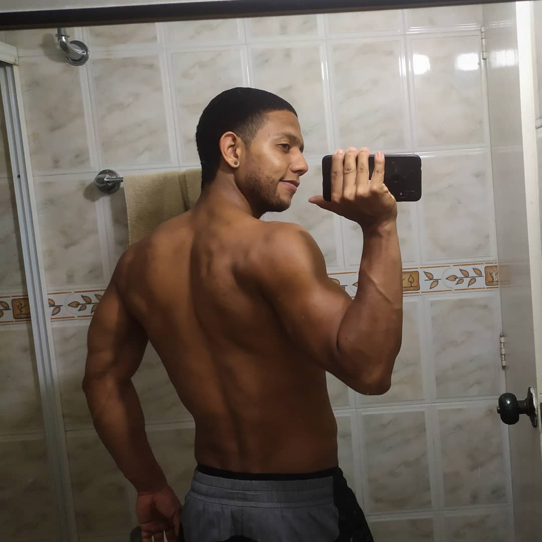 Alejo_ospina693's tweet photo. A mi ritmo, sin prohibiciones, sin castigos y lo más importante... feliz con los resultados 🥰💪🏾🔥🌡️ #focus #mirrorselfie #ybwb #britney #negrote https://t.co/7QdC3S8aqD