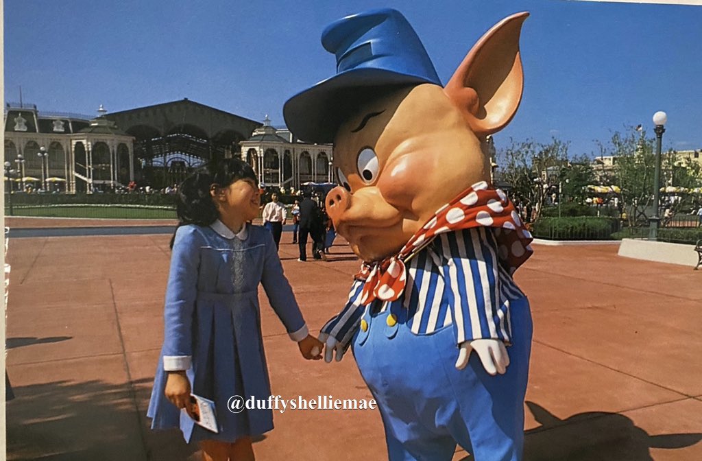 duffyshelliemae's tweet photo. Another #DisneyCharacter pic from #MyPostcardCollection 💛🐷🐷🐷💙This really gives me the feels for how much I miss #TokyoDisneyland 💙#DisneyPostcards #ThreeLittlePigs #FiferPig #FiddlerPig #PracticalPig #VintageDisney #Piggie #WorldBazaar https://t.co/NuHtQckWNE