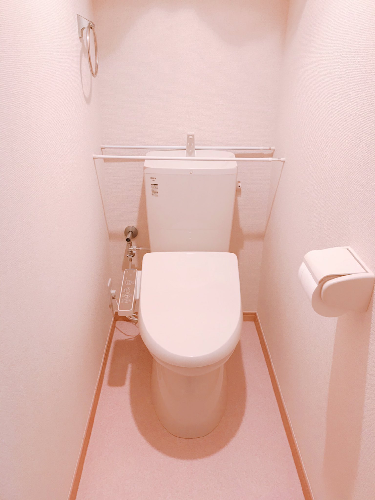 Sato 引っ越し先のトイレ 手の届く範囲に棚がなかった為 突っ張り棒 プラダン リメイクシートでタンクレス風トイレにdiy もともと薄ピンクの床は木目のクッションフロアシートを敷いてイメチェンしています 賃貸 Diy タンクレス風トイレ プラダン