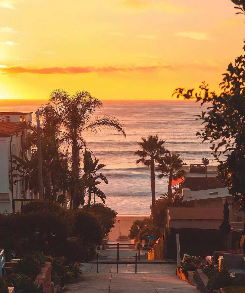 Home sweet home 🌄 <a href="/manhattanbeach/">manhattanbeach</a> 

📸 @debodoes