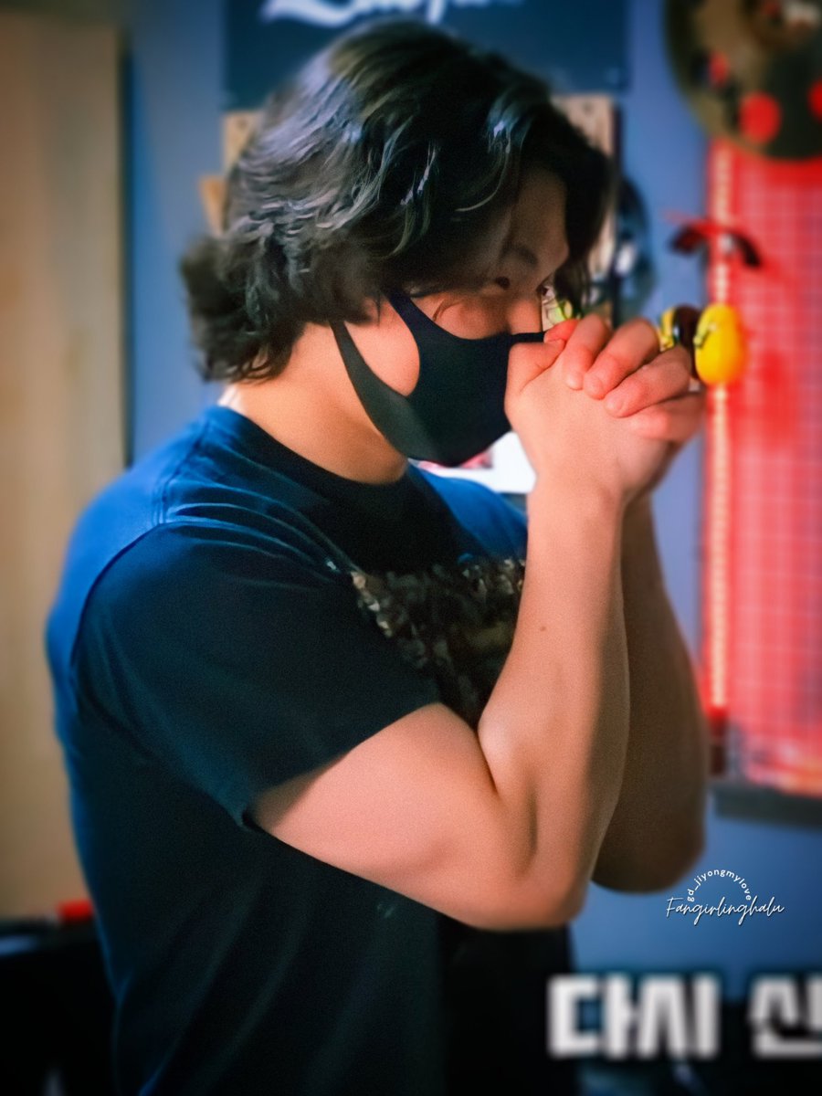 sagwajixx's tweet photo. The idol                          The fans https://t.co/buOK21vBDn
