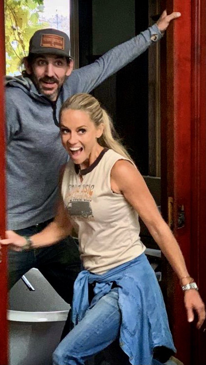 VEROCHICKY's tweet image. WHOS WATCHING ..... Turn it on now East Coast !!!!! Peeps #detroitdesign #rehabaddictrescue @hgtv @nicolecurtis #hgtv #nicolecurtis #badasswomen !! #thursdayvibes #Detroit #michigan 💪🏻💪🏻💪🏻💪🏻 #bobbyprothero HGTV ✌️✌️