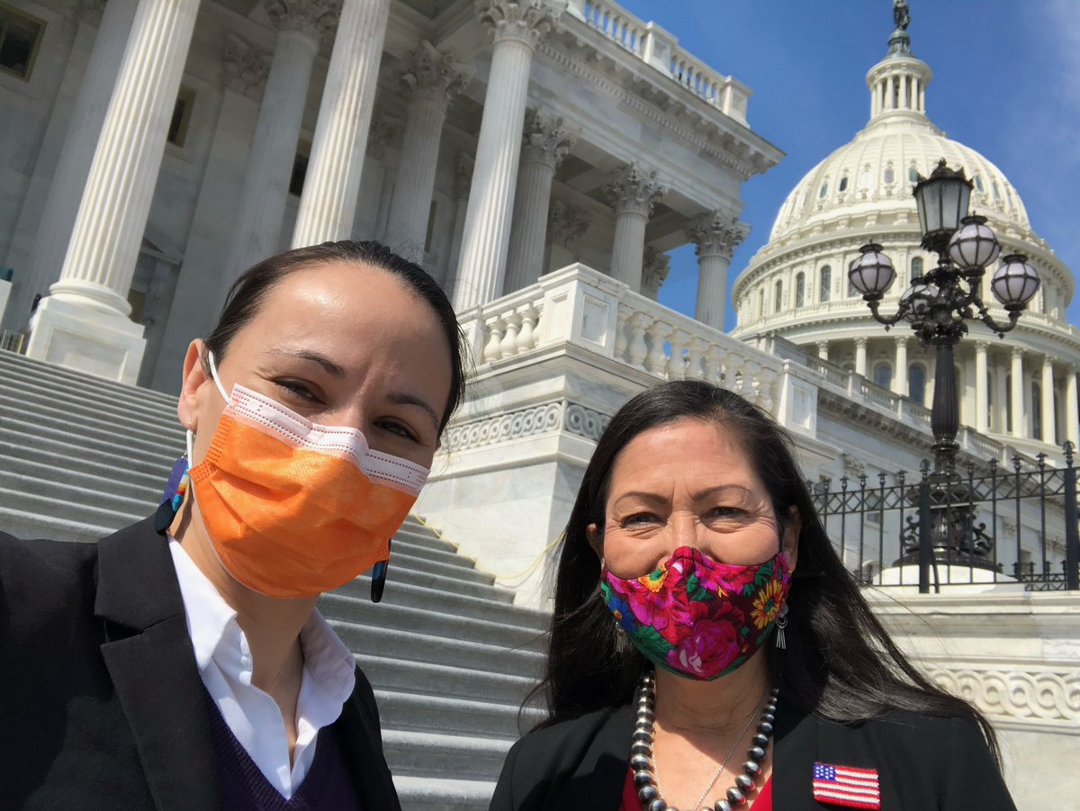 Running into colleagues to and from votes is part of the fun of serving in the House. Snapped these with @RepDavids & @RepJeffries today.