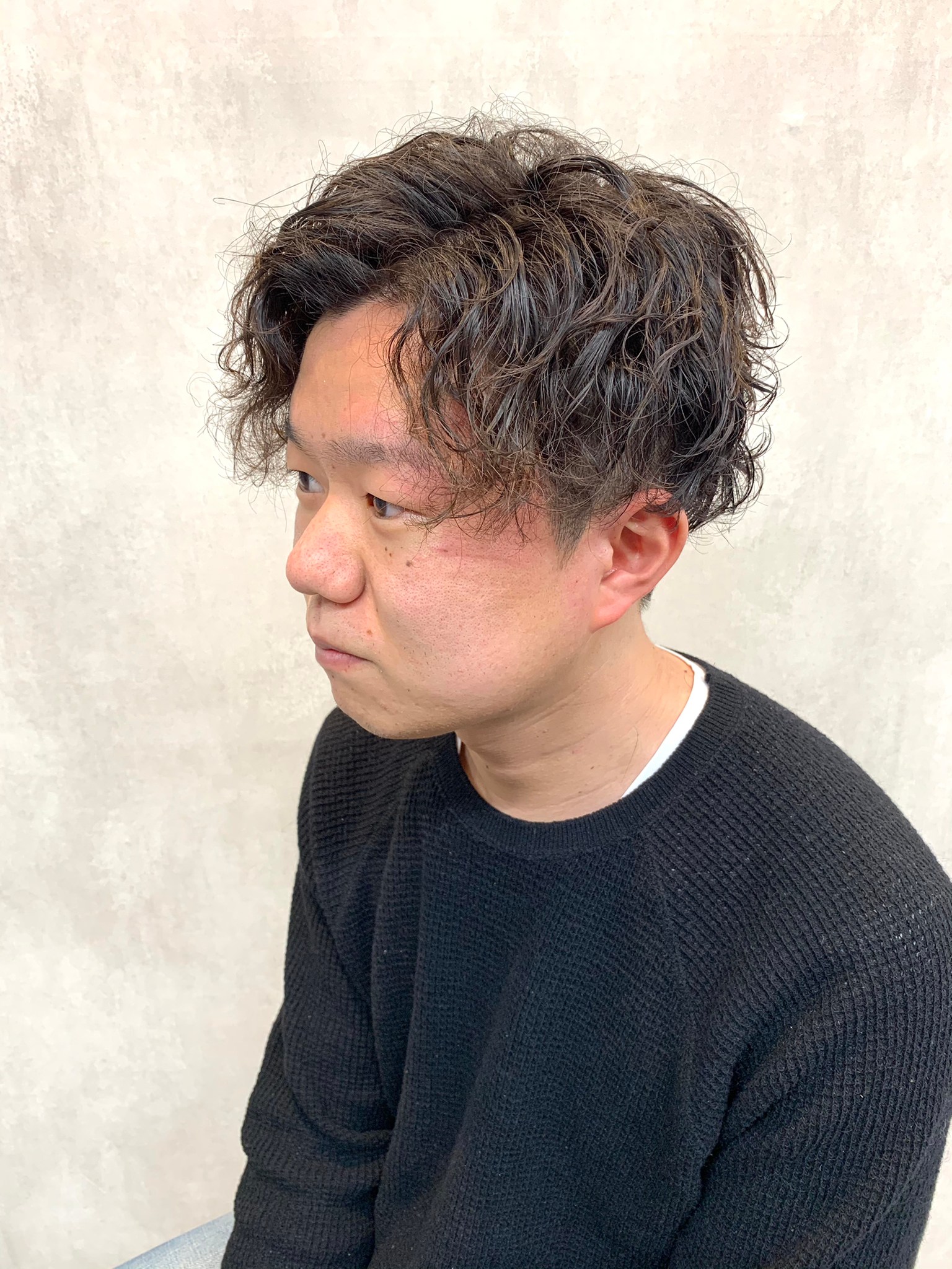 Neoヘアカタログ No Twitter スタイル名 メンズパーマ 癖毛 くせ毛にオンパーマ センターパート コメント 強めのクセ毛をパーマでカバー 扱いやすさ トレンドのセンターパートで スタイリング ワックスを仕様しましたがグリースでも メニュー内容 カット パーマ 顔