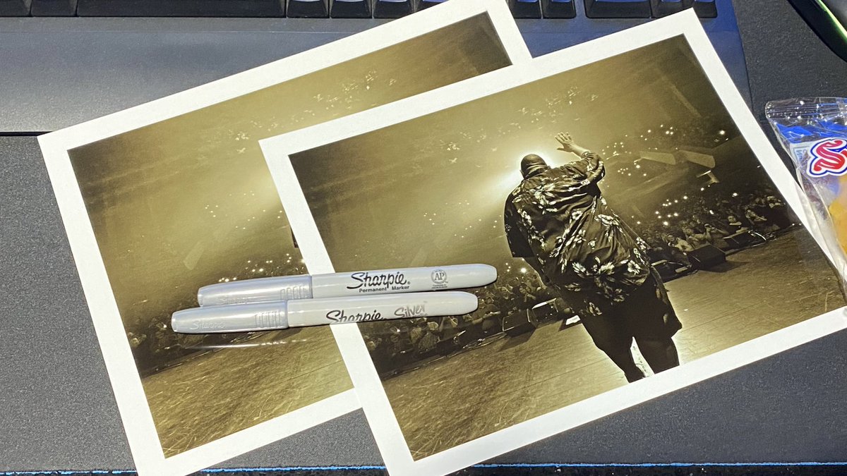 fluffyguy's tweet image. RT or just tweet “I need free a personalized #GabrielIglesias 8x10 in my life” for ur chance to WIN 😁