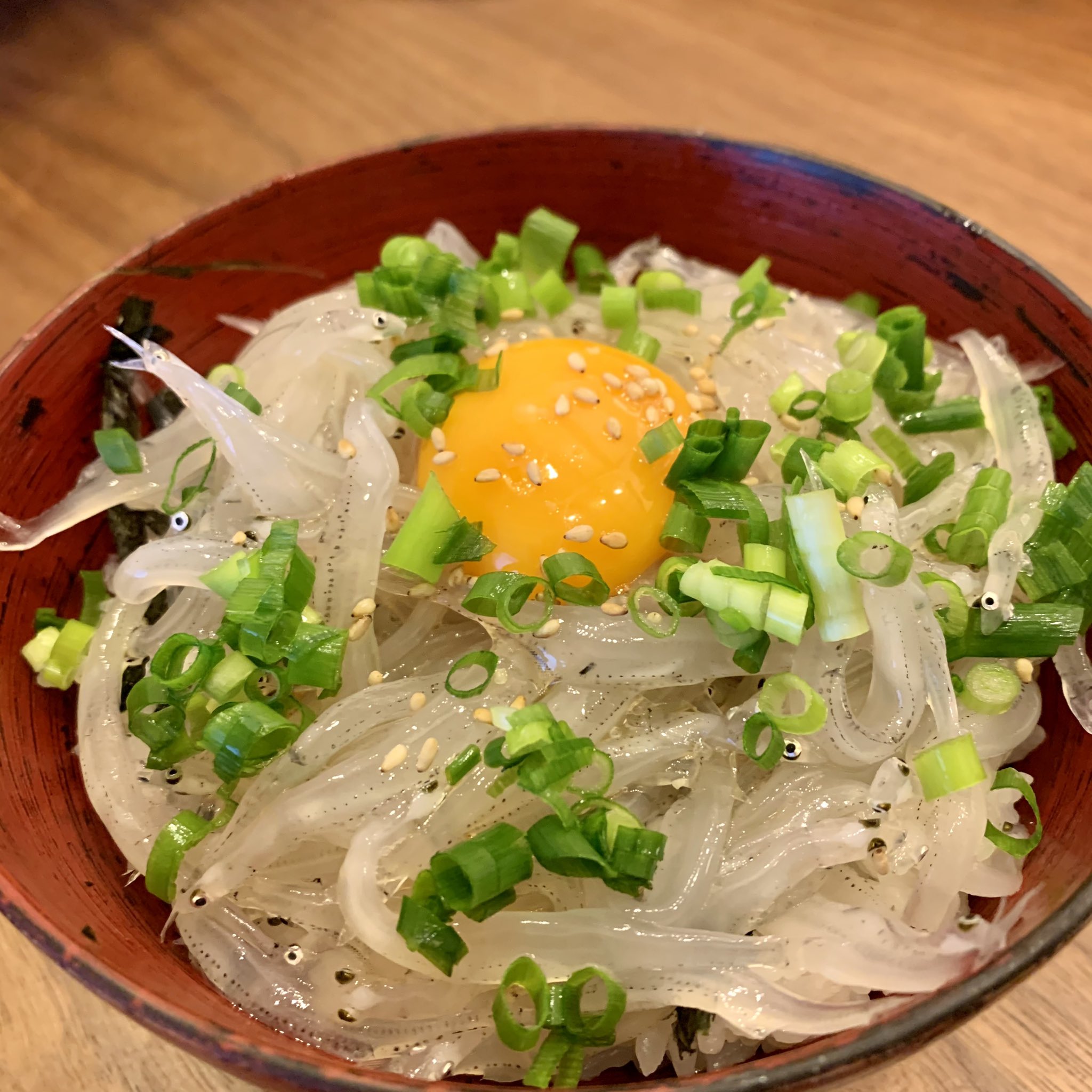 大川魚店 福島県いわき市 3 12 獲れたていわき産生白魚入荷しております いわきの春味 生白魚丼はいかがですか ご飯に刻み海苔を敷いて白魚をたっぷり ごま油 白胡麻 刻みネギをトッッピングすれば完成です お醤油をかけてお召し上がりください