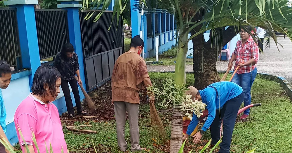 RRI_Tual's tweet photo. Giat Jum'at, 12 Maret 2021 Melakukan Kerja bakti bersama untuk membersihkan halaman kantor LPP RRI Tual.. 
• • •
Official LPP RRI Tual
Jln. Soekarno-Hatta Ohoijang Langgur, No.45 Kab.MalukuTenggara - Kota Tual
Telp : 0916 - 21462
Website : https://t.co/IM3991d6mr - RRI Tual https://t.co/bsC94WtVm1