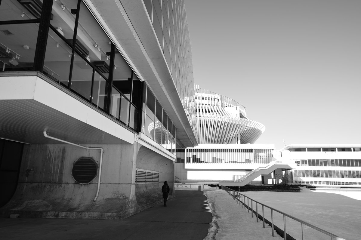 QCphotographe's tweet photo. « Seuls contre le système, nous n'avions pas l'intention de laisser la vérité nous échapper » 😎🙃 #SpyPhoto ✦ 📷 ❤️ #architecture #streetphotography #Montréal #CityScape #JeReviendraiÀMontréal #fujifilm_xseries #Photographie https://t.co/CcpZQEedOW