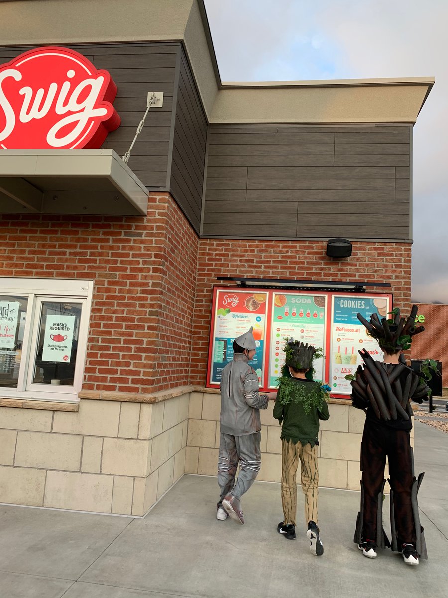 Carrollfamily21's tweet photo. When you’re supposed to be at the school for curtain call, but you also realllly want swig. #swigislife #freeswig @Swignsweets https://t.co/JEhUK3g4zq