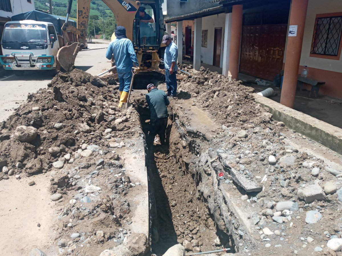 MunicipioCelica's tweet photo. Hemos movilizado personal operativo y maquinaria, para ayudar en la evacuación de agua, deslizamiento de tierra en vías, limpieza de la red de alcantarillado en todo el cantón.
En #Algarrobillo, con al GAD Parroquial estamos realizando mantenimiento a la red de alcantarillado https://t.co/GVvRF6FyJS