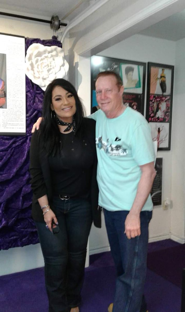 RT @thurmond_ray: Me and Selena,s sister Suzette Quintanilla. This is one nice sincere cool lady https://t.co/HDhRlrkXob