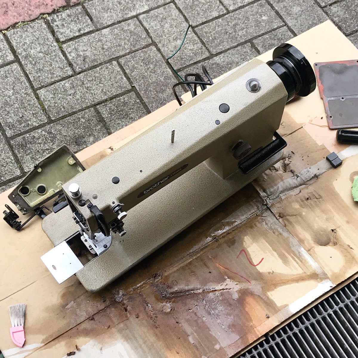 nakanishi402910's tweet photo. ミシン入れ替え(例によって中古)につき清掃。今回は市販のパーツクリーナーで。劣化した塗装は変色します💦
#中古ミシン #ブラザーミシン #工業用ミシン #industrialsewingmachine #brothersewingmachine #ミシン https://t.co/Wyvh7sFns8