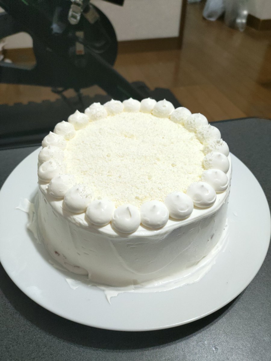 はら 不二家のホワイトチョコ生ケーキってデザイン変わってたのか 昔のデコレーションを意識して作っちゃったよ それにしたってホワイトチョコが細かすぎたけど