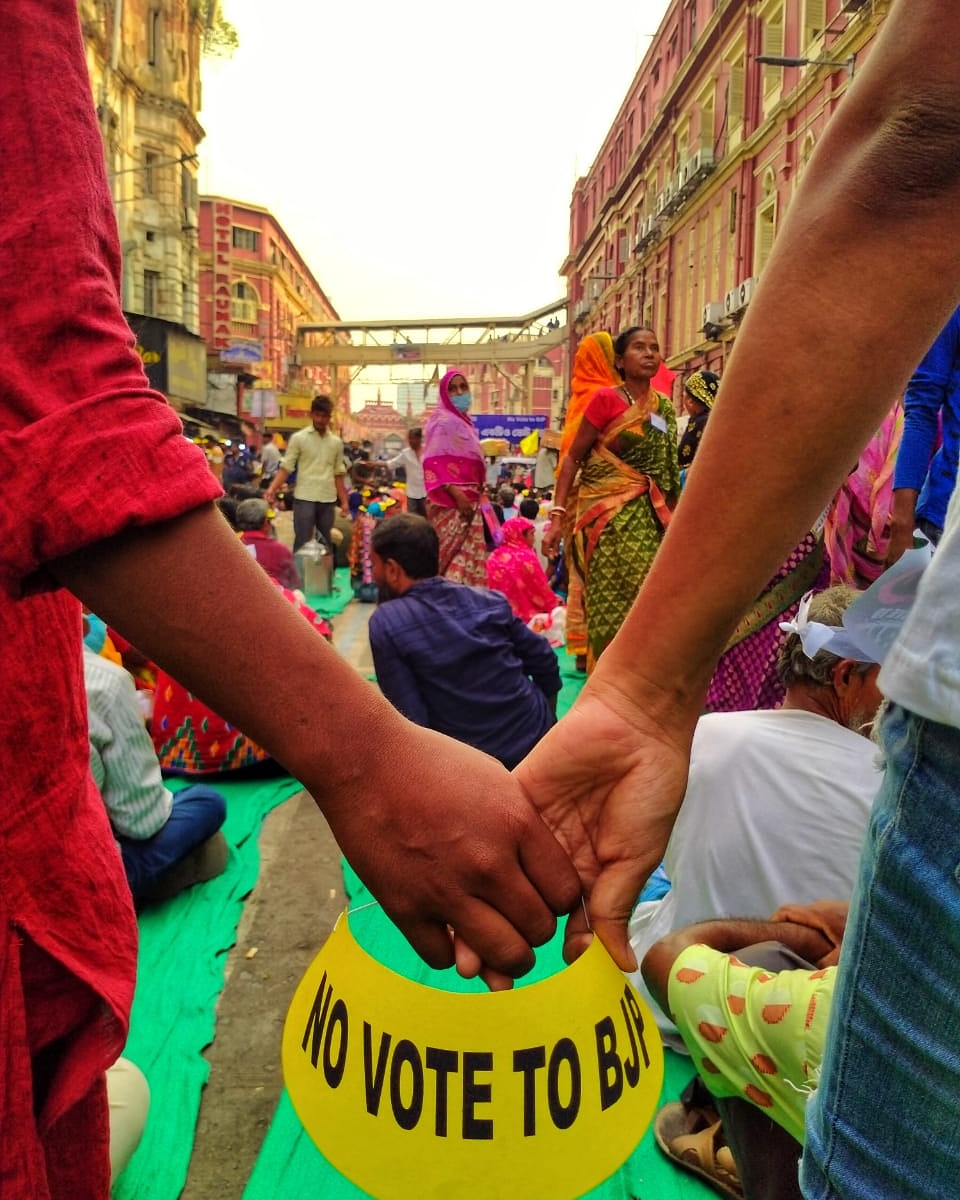 MirFarhad69's tweet photo. প্রকাশ্যে হাত ধরতে বি���েপি কে ভোট না

#NoVoteToBJP https://t.co/3HO1F00z1Z