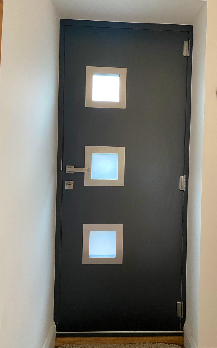 prwindowsltd's tweet photo. Beautiful Solidor Orion Timber Composite Premium door in Titan colour @SolidorLtd @CWGChoices @UltionLock #solidor #solidorfrontdoor #compositedoor #frontdoor #homeinspo #homedecor #homeimprovement #dorking #reigate #surrey https://t.co/MsGTyB5E8E