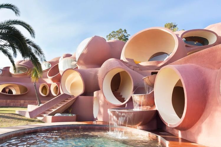 thatssohaute's tweet photo. pierre cardin’s bubble house designed by antti lovag https://t.co/tifJDQHq3s
