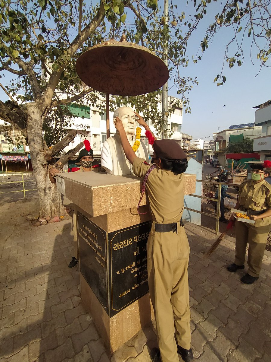 OfficerPayal's tweet photo. #NCCforstatue #gujdte #rajkotgp #2gujgirlsbn #mjsgodhani mahila arts&commerce college JOSHIPURA, JUNAGADH
Cadets are Cleaned the statue of Sardar Vallabhbhai Patel at Junagadh city.
#Our nation is our pride,so cleanliness should be accepted worldwide.....#
#CleanIndia🇮🇳 https://t.co/P6o71VN9np