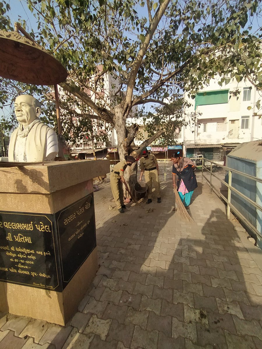 OfficerPayal's tweet photo. #NCCforstatue #gujdte #rajkotgp #2gujgirlsbn #mjsgodhani mahila arts&commerce college JOSHIPURA, JUNAGADH
Cadets are Cleaned the statue of Sardar Vallabhbhai Patel at Junagadh city.
#Our nation is our pride,so cleanliness should be accepted worldwide.....#
#CleanIndia🇮🇳 https://t.co/P6o71VN9np