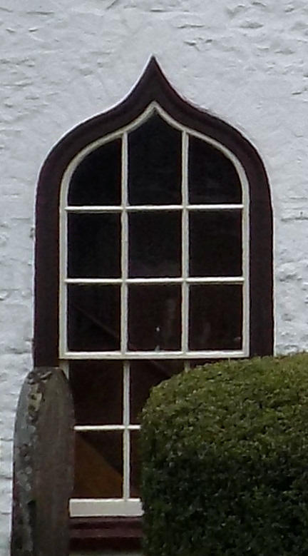 Wel fel dysgwr, dw i'n trio i ddysgu llawer o eiriau newydd!   "Ogee" "an arch with two ogee curves meeting at the apex"
Yn Gymraeg "Ogee" = Pigfain 
Pig = peak Main = fine
Ffenestr pigfain yw hon yn Gapel Caebach
#AddoldaiDyddGwener #FaithBuildingsFriday
#DysguCymraeg #Capeli 🏦