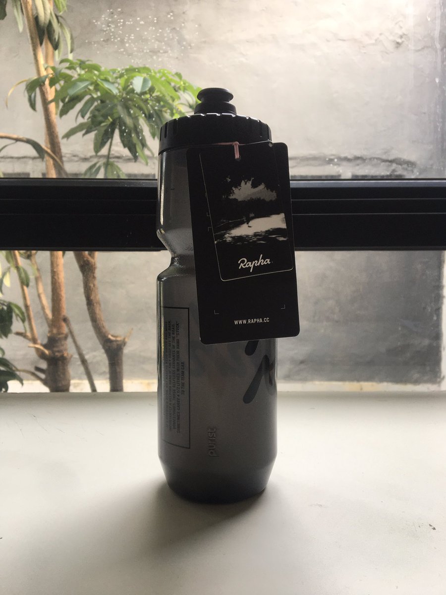 LifeForFixed's tweet image. WTS brand new rapha bidon 750ml - IDR 290.000 - 081290098324 #fnfjb