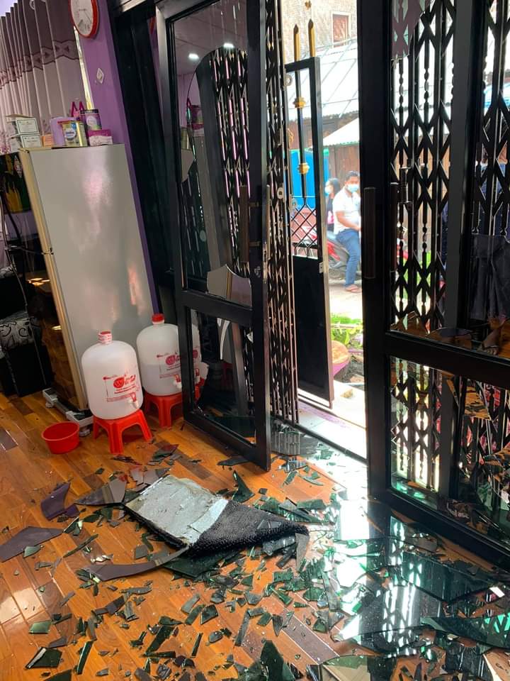 Terrorists destroy homes in Mandalay's Shan Win quarter. 
The Junta terrorists are harassing the people day and night.
Who can save us?  We are very helpless now.  Save us. 

UNSC ACT NOW

#WhatsHappeningInMyanmar
#Mar12Coup