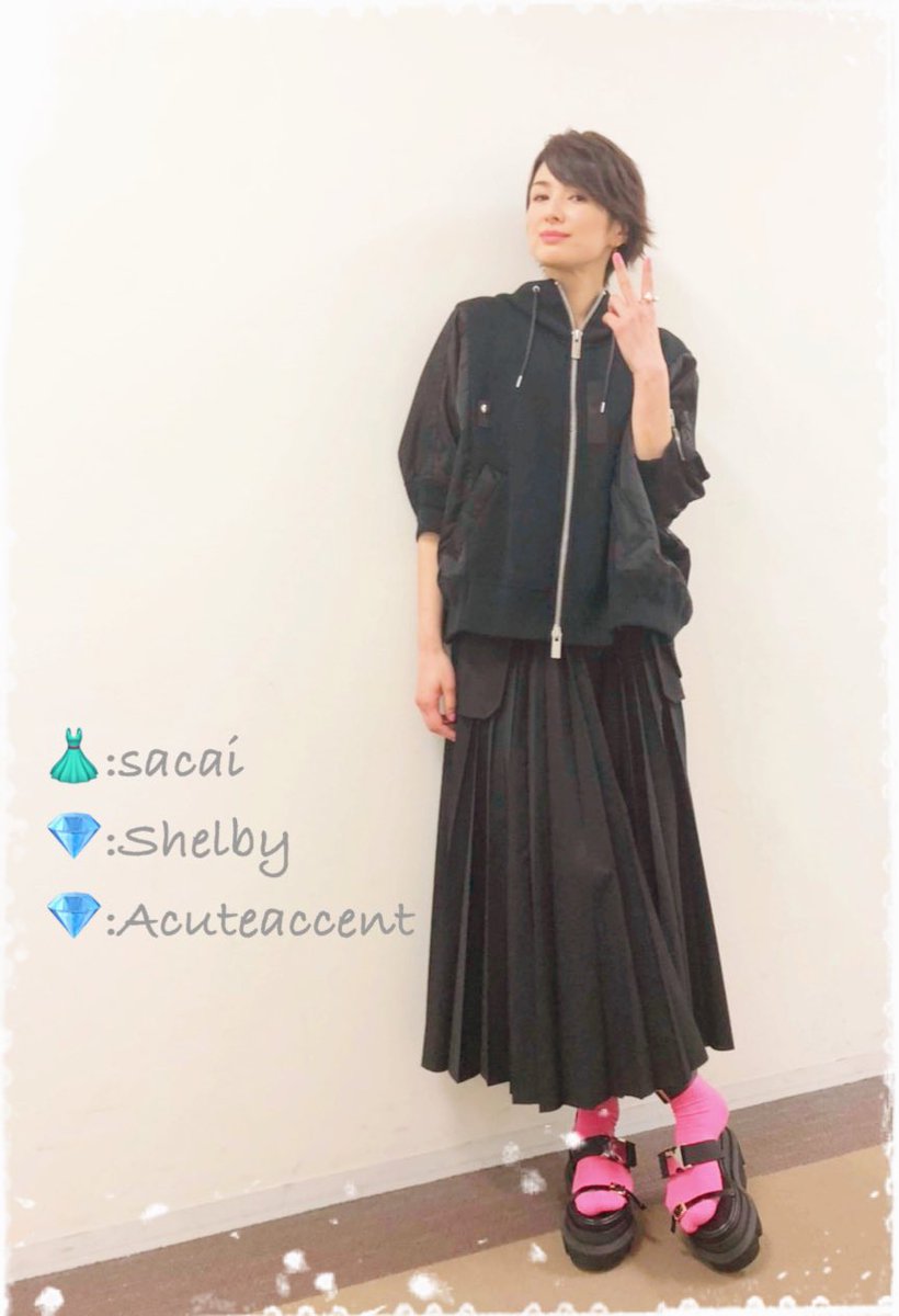 吉瀬美智子の私服 ネプリーグsp の衣装です 黒のジップパーカーにプリーツスカートです 芸能人の私服 衣装まとめ Woomy