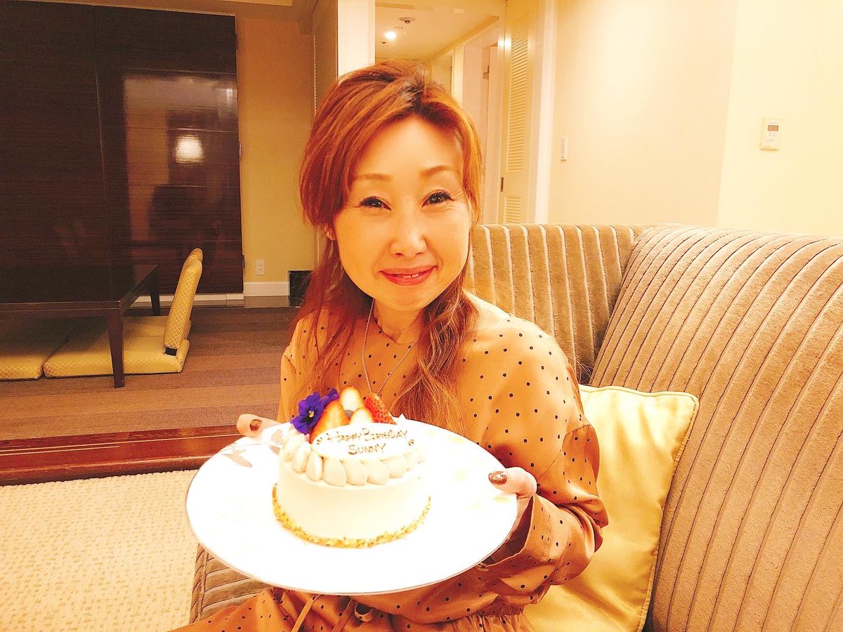Sunny Ziaスピリチュアルダイアリーch お部屋でsunnyのバースデーサプライズ 人を喜ばすのってすごく気持ちが良いですね Sunnyおめでとう いつもありがとう ツインレイ スピリチュアル 歳の差カップル 逆歳の差カップル 京都 ケーキ