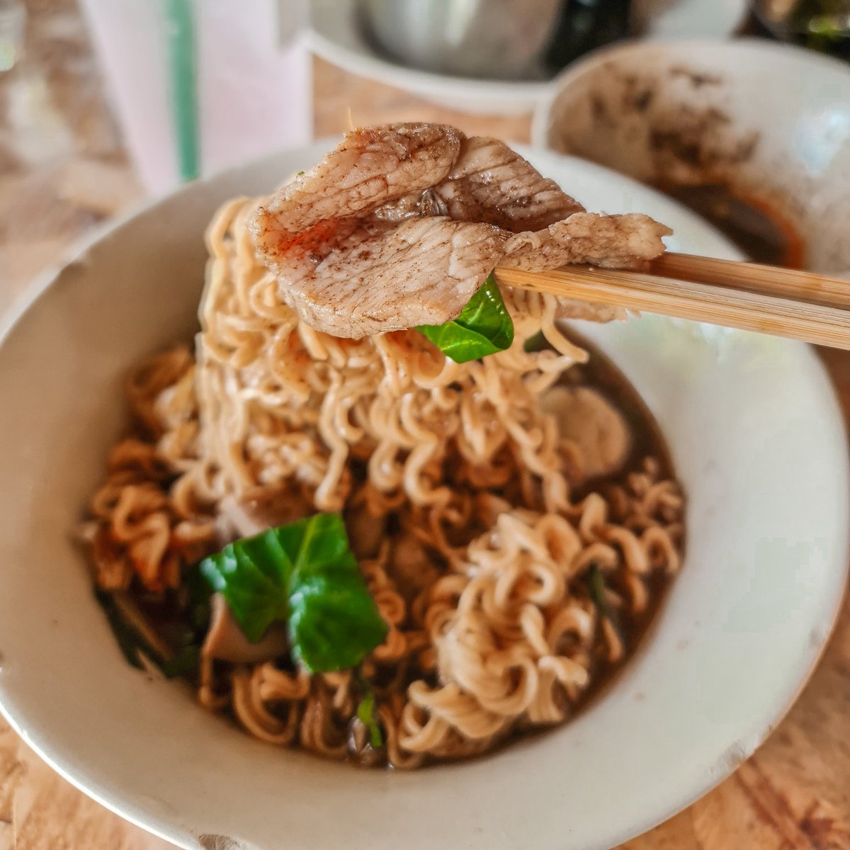 Teppe24557917's tweet photo. มารีวิว ร้านก๋วยเตี๋ยวเรือ ตาลเดี่ยว'เตี๋ยวเรือร้านเด็ดย่าน อยุธยา
 เคยขี่รถผ่านแล้วเห็นรถยนต์จอดเยอะมากเลยไปลองทาน รสชาติคือเข้มข้นและอร่อยมากๆ มีเมนูหลากหลาย ที่สำคัญราคาถูกจนน่าตกใจ อย่างหม้อไฟที่เราสั่งคือ 60.- 
ก๋วยเตี๋ยวเริ่มต้น 15.- สะอาด อร่อยคุ้มค่า
#อร่อยบอกต่อ @aroii https://t.co/yy7N1nargs