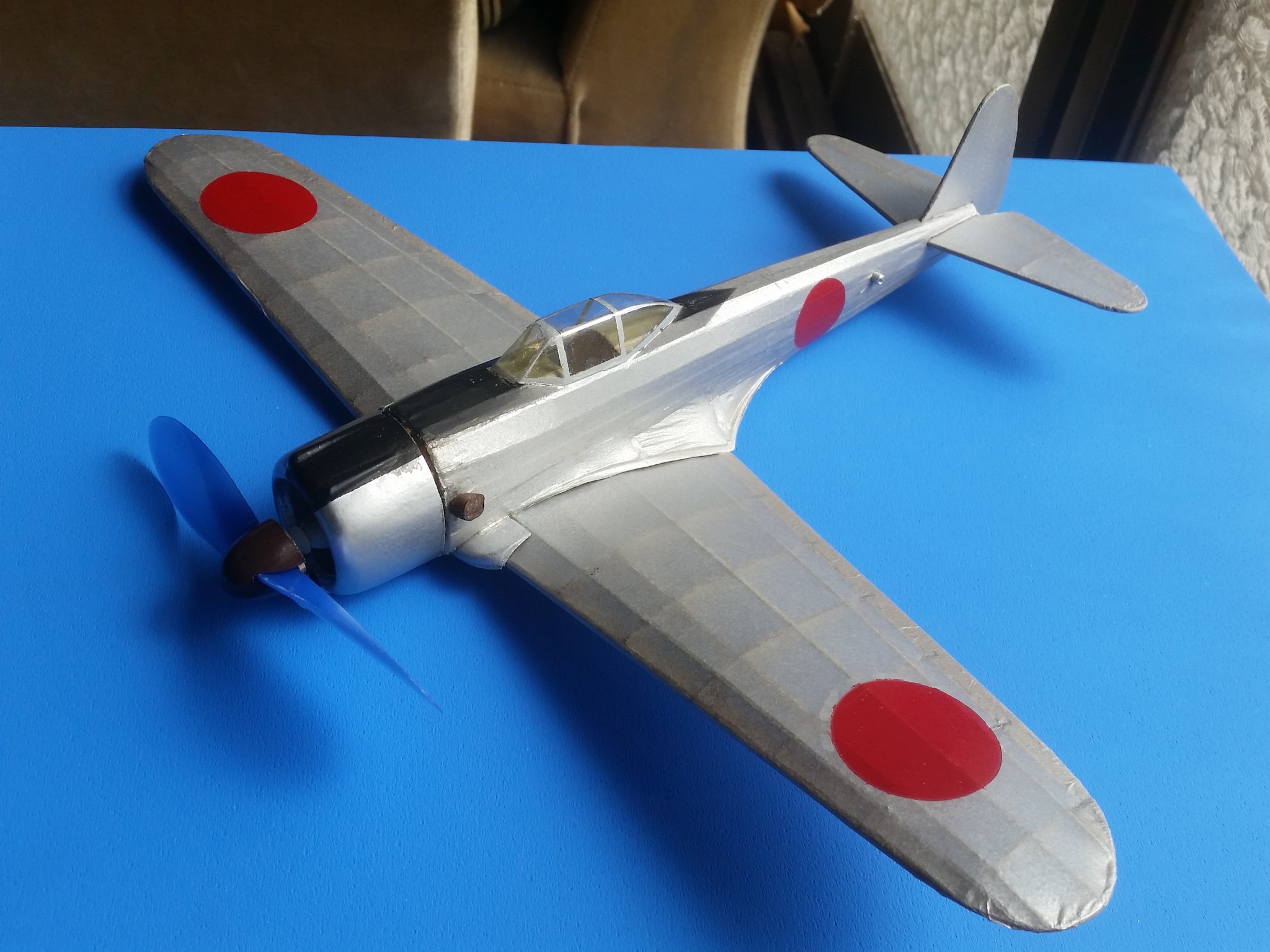 南河内模型航空機 ラフな仕上がりで恐縮ですがピーナッツスケールの新作 隼とスピットファイアです 全幅を330mmで統一するピーナッツスケール規定では実機の設計思想が如実に現れます 両者ともテールモーメントが非常に長く 縦安定の良さが期待できます