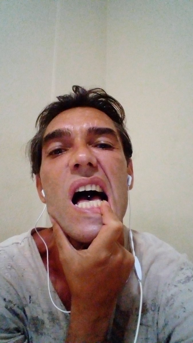 Ninguém é 100% certo ou 100% errado, todo mundo erra.
- Samael Awn Weor.