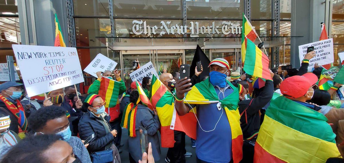ETEmbassyDCA's tweet photo. በርካታ ኢትዮጵያውያን ዛሬ በኒው ዮርክ የUN ዋና ቢሮ ባካሄዱት ሰልፍ የሃሰት መረጃ ስርጭትን በማምከን ለኢትዮጵያ አንድነት፣ ልማትና ሰላም ያላቸውን ድጋፍ አጠናክረው እንደሚቀጥሉ  ቃል ገብተዋል።
https://t.co/nuKl7gSxfN https://t.co/r1V1ehjuk9 https://t.co/s1sYaLWPuu