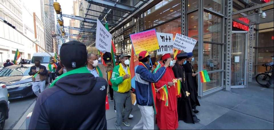 ETEmbassyDCA's tweet photo. በርካታ ኢትዮጵያውያን ዛሬ በኒው ዮርክ የUN ዋና ቢሮ ባካሄዱት ሰልፍ የሃሰት መረጃ ስርጭትን በማምከን ለኢትዮጵያ አንድነት፣ ልማትና ሰላም ያላቸውን ድጋፍ አጠናክረው እንደሚቀጥሉ  ቃል ገብተዋል።
https://t.co/nuKl7gSxfN https://t.co/r1V1ehjuk9 https://t.co/s1sYaLWPuu