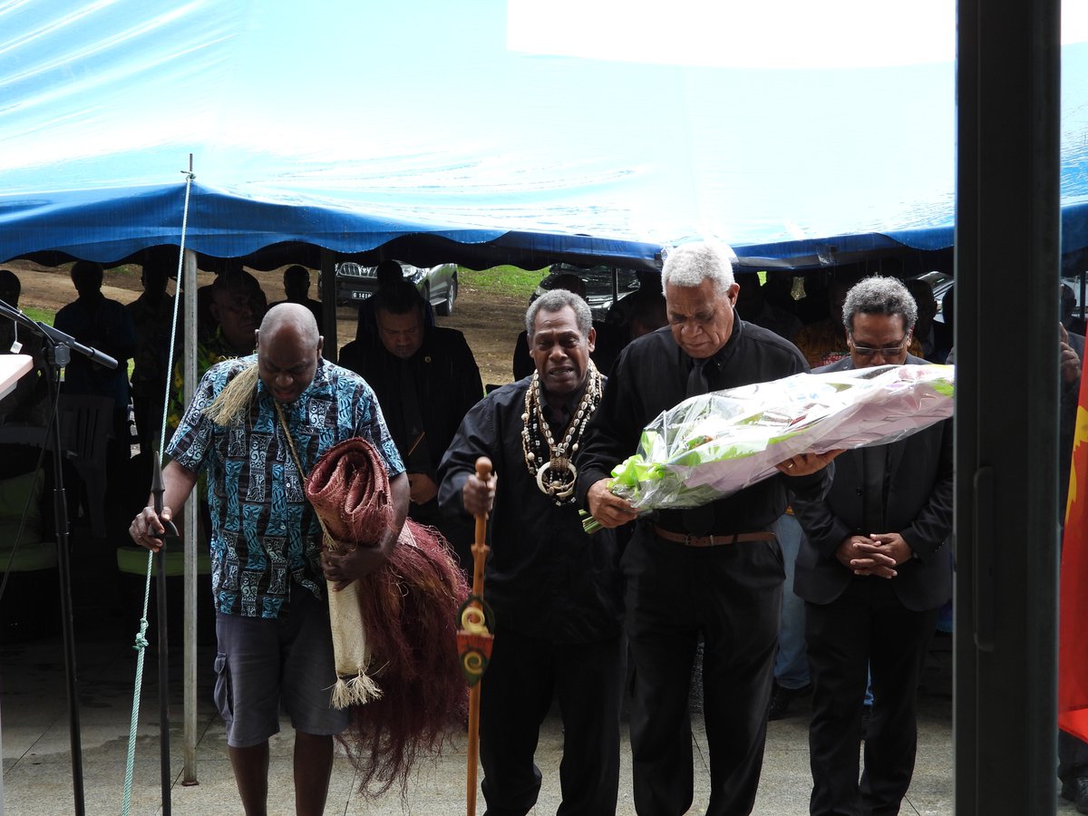 MsgSecretariat's tweet photo. Vanuatu's Hon PM Bob Loughman Weibur, MP, paid his final tribute to the late Grand Chief Sir Michael Somare, Founding PM of PNG, on behalf of the Government and People of the Republic of Vanuatu at the MSG Secretariat to officially mark the close of the MSG Secretariat Haus Krai. https://t.co/i9g17zhgNU