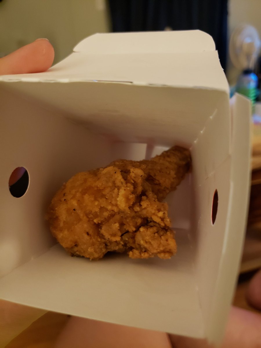 Geek1003's tweet photo. @kfc I can let a lot of things slide at my local KFC/Taco Bell (and by that, I mean its rare that my order is ever 100% correct), but this?  I ordered a large popcorn chicken and upon opening the box, I see this.  A drumstick.  Seriously?  Not a good substitute &amp; without warning. https://t.co/HbOPgafOgD