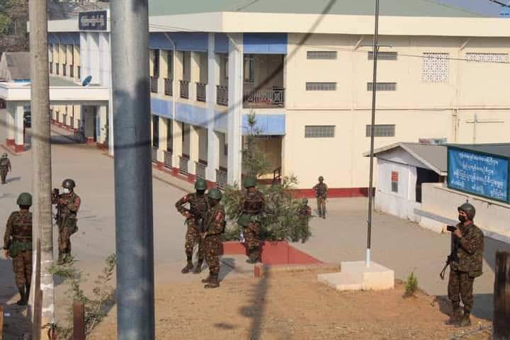 Crystal40212597's tweet photo. Terrorists are stationing at MINTAT hospital , Chin State. Hospital is not a place for military station!!
UNSC ACT NOW
#WhatsHappeningInMyanmar
#Mar12Coup https://t.co/lcE9KOZyuU