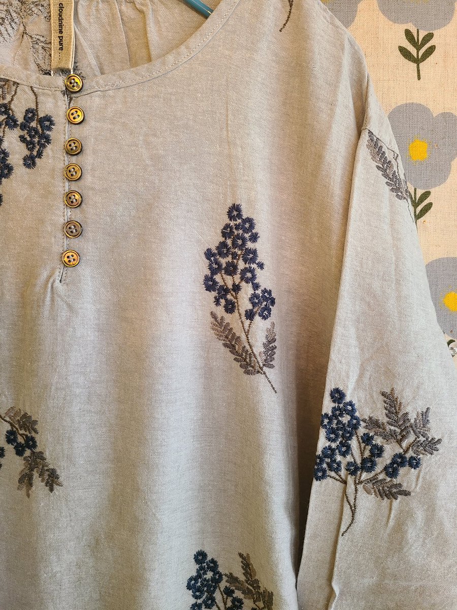 Q E D Store Cafe ミモザの刺繍ワンピース入荷しました 綿麻のつるりさらりとした感触がこれからのシーズンに気持ちいいことでしょう 両サイドに少しギャザーが入っていてシルエットもかわいいです 春物入荷 ミモザワンピース 刺繍