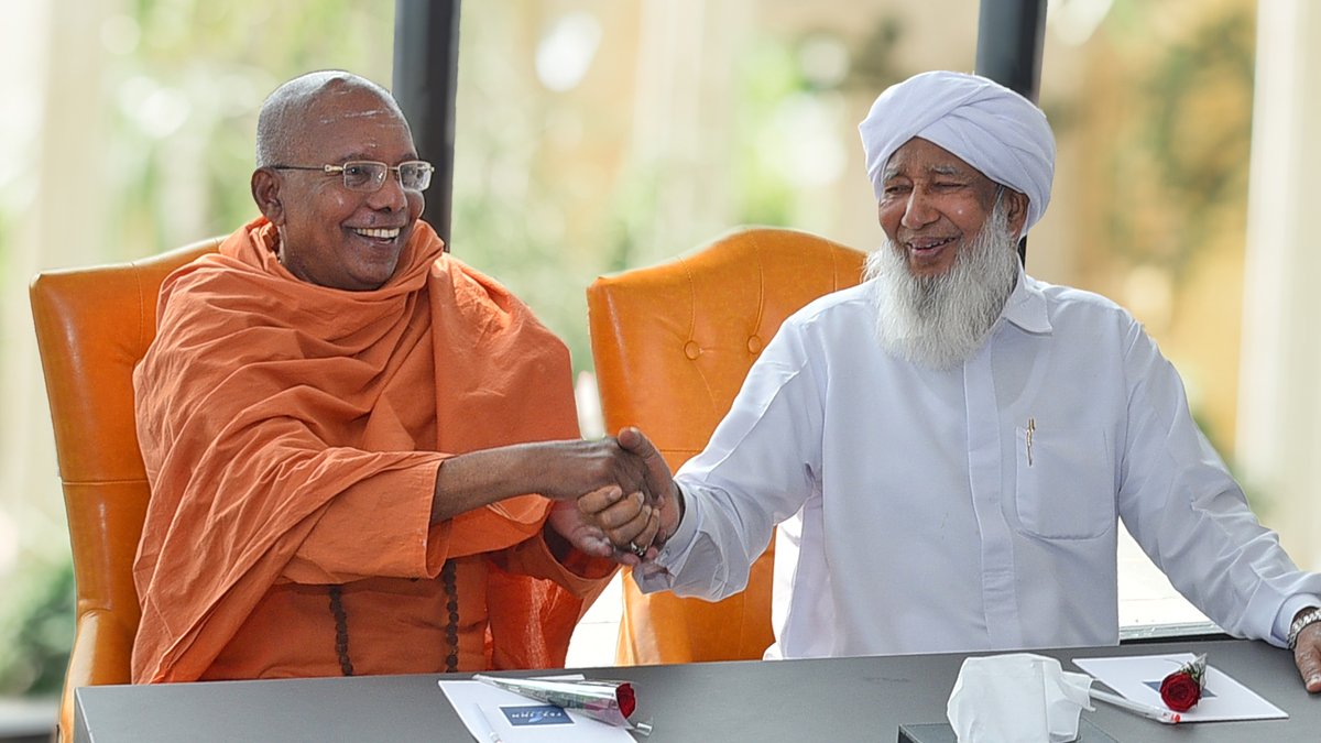 shkaboobacker's tweet photo. Received the Chairman of Sree Narayana World Research and Peace Centre and a senior monk of the #Sivagiri Mutt, Brahmashri Swami Vidyananda at Jamia Markaz.

We signed a joint statement to maintain harmony among different religions and agreed to work on spreading peace and unity. https://t.co/AlbU7BVcIP