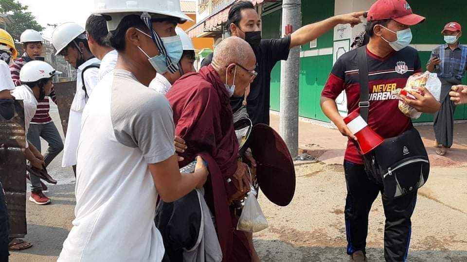 Kelvin_Maung's tweet photo. @kzy_linn Bago this morning in MaGaDit road.
Min Aung Hlaing's thugs used tear gas to disperse protestors. Many protestors and by standers were injured by tear gas including one BUDDIHST MONK.

#WhatsHappeningInMyanmar 
#Mar12Coup 
#HearTheVoiceOfMyammar https://t.co/3BvNE4eiiF