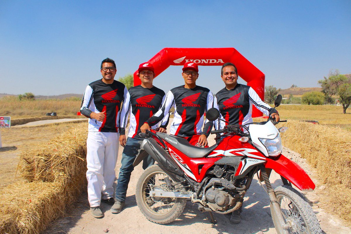 DHectoraragon's tweet photo. Hoy en el podio en la presentación de las nuevas Honda’s CRF250R &amp; XR-190l 

@honda_motos_mx @revista_moto_oficial #honda #xr190l #newmodel2021 #HondasBackYard #XR190LMX21 https://t.co/5elBVsGMZ4