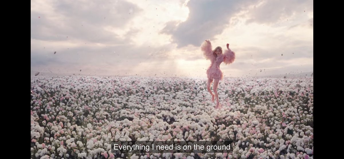 lalisamanochill's tweet photo. WOW EVERYTHING ON THE MUSIC VIDEO’S VISUALLY PLEASING 😭💛 I LOVE EVERYTHING!!! 

#OnTheGroundTODAY https://t.co/RJRG3n01CE